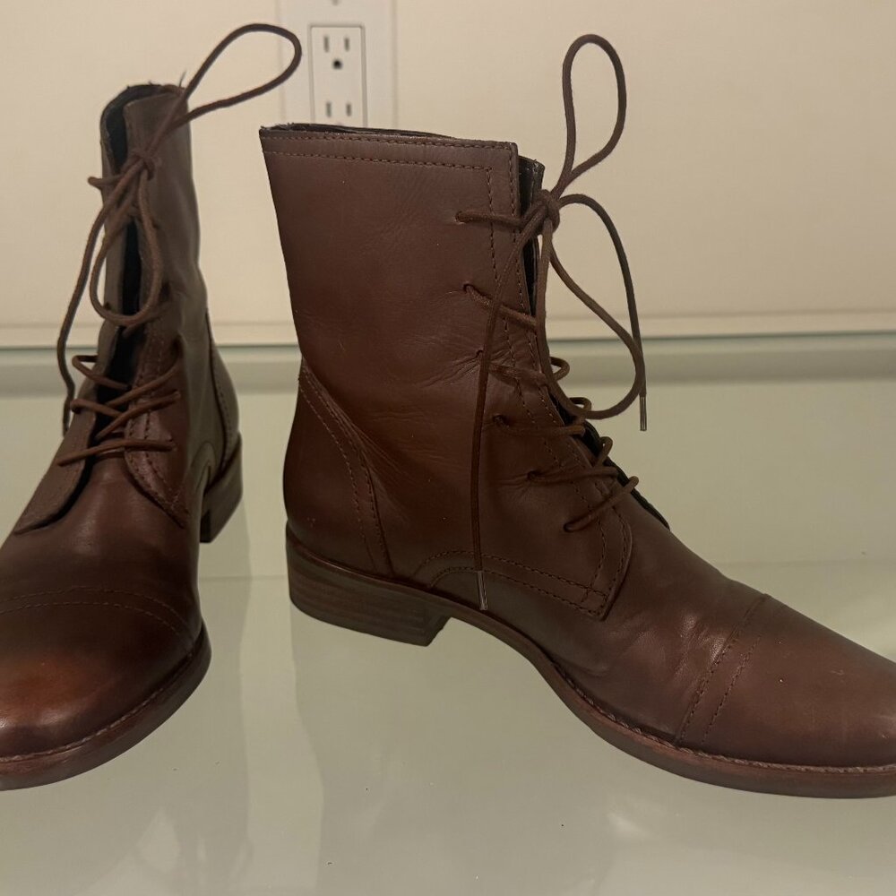 Women's Cap toe leather ankle boots Size 6.5